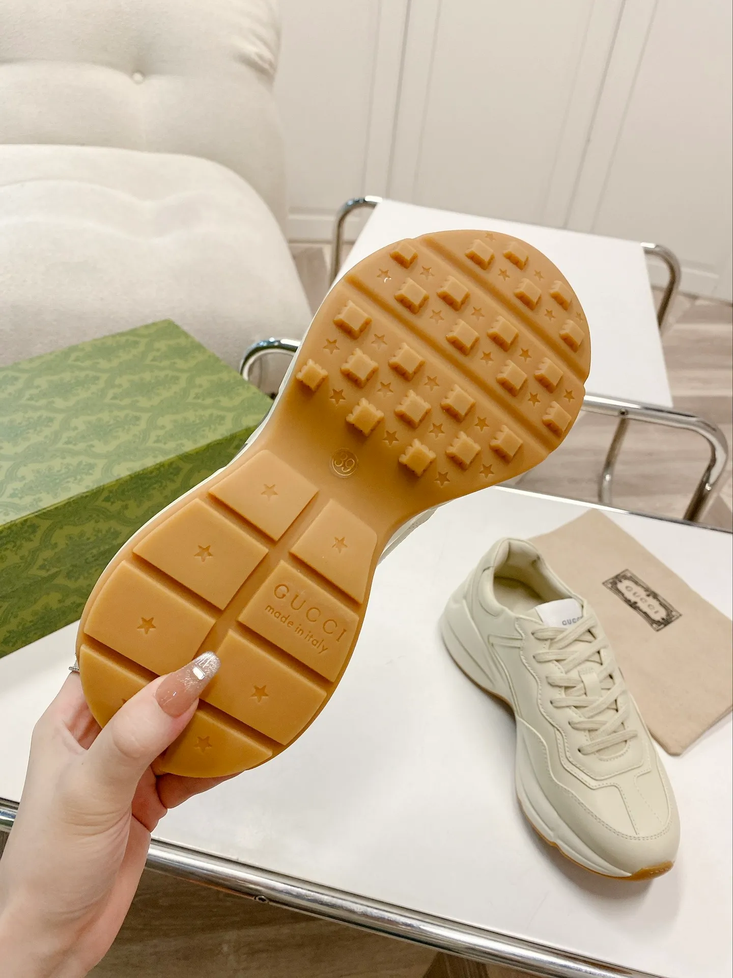 👟👟Ex-factory price👟👟Ex-factory price 480👟👟, upgraded version 2022 Gucci Gucci top version couples' dad shoes series is new! 🖤 ⚠GG couple’s dad shoes have been popular in recent years; new colors are updated constantly; Gucci has updated new colors in 2022, and our home and counters have new ones at the same time. This classic dad shoe has celebrities and Internet celebrities Anchors and others are sure to plant grass and call ❤ Classic fashion style, distressed leather surface, 5D drawing printing; mixed surface splicing colors, etc... Original customization (off-white eco-friendly cowhide, first layer of cowhide inside), original outsole... Shiny colorful drawings embellish the sides of the shoe body, old color rubbing, package production technology, 1:1 creation / only to make the best shoes. Size: Women’s 35-45